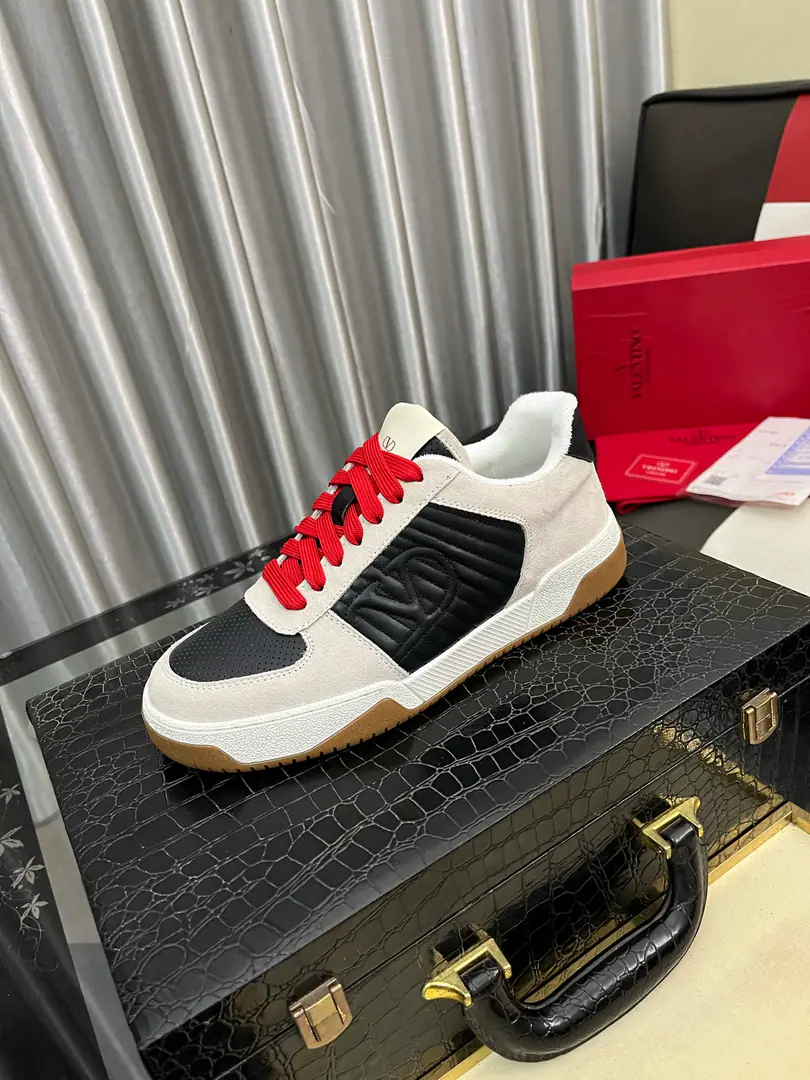 Get out of the factory.⌚️⌚️🔺Valentino🔺Valentine's new leisure shoe. It's a show., Shoe-faced gel-pressure process It's a different style and fashion. ！Shoes full of oil.+Shoes stamp.+The drop-drop combination is perfect.👍Codes39— ️⃣Colour Optional