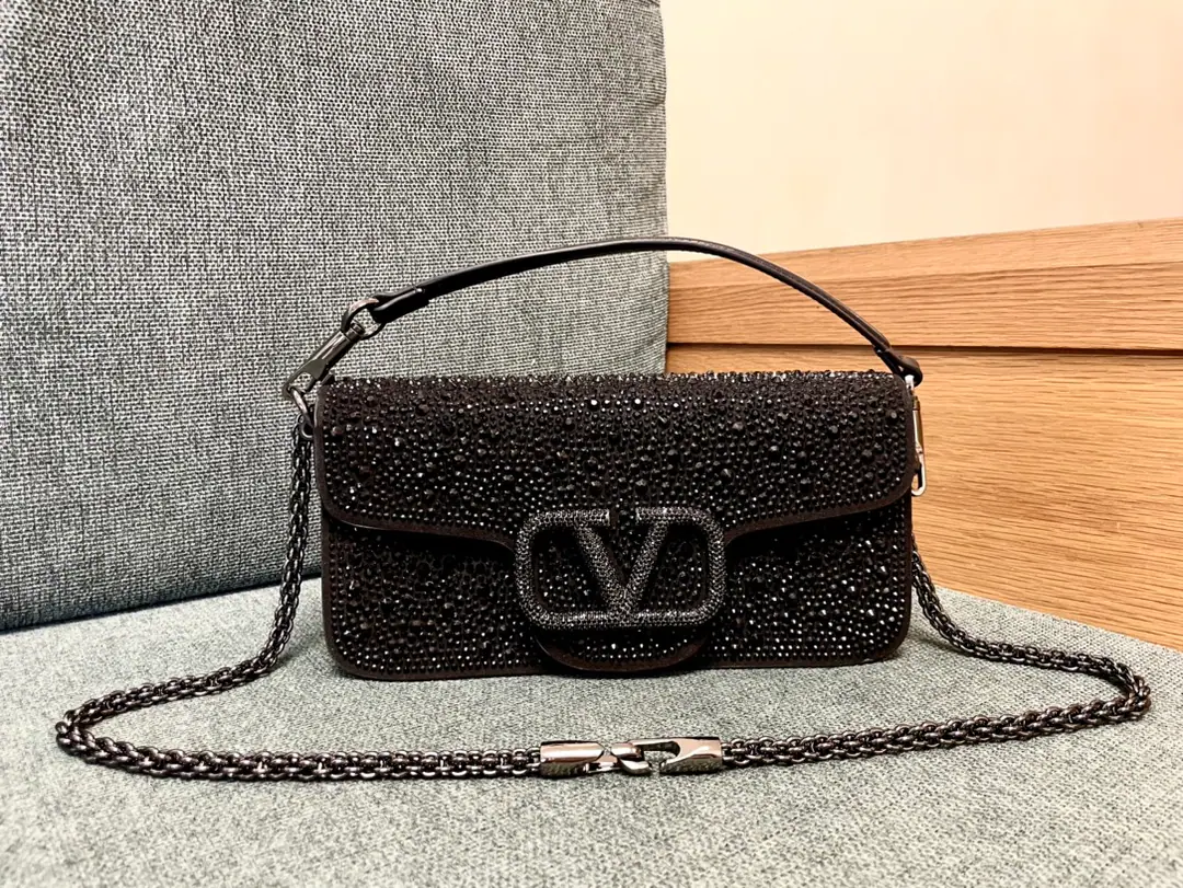Large. ❤️Model: 1134 The drill is black.▪️The drill button. Valentino Valentino's leather handbag.👜Put the armpit in your bag. ▪️The old effect treatment parts for the old brass. ▪️Magnetic button opening ▪️Skin liner. ▪️Dimensions:27x13x6cm