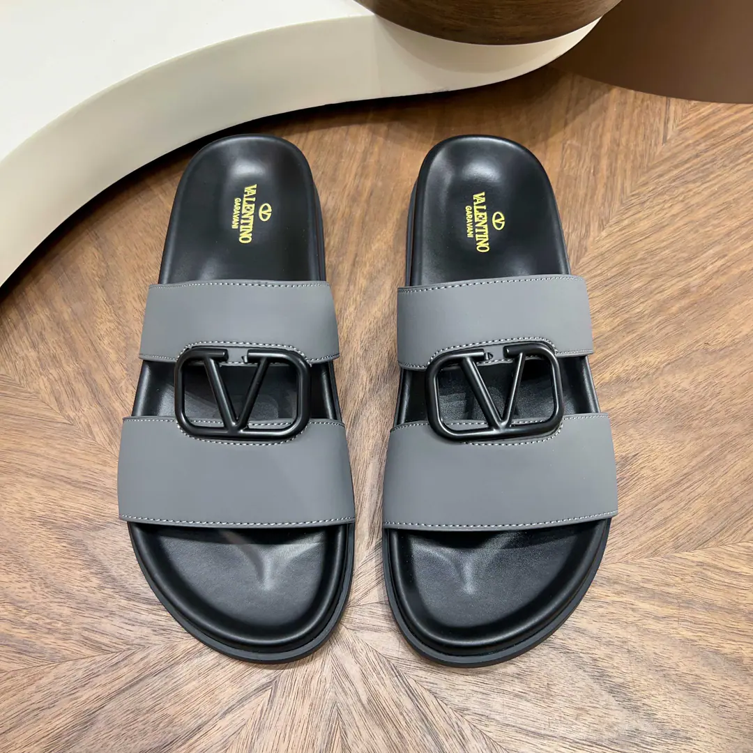【VALENTINO】 Size: Men39--44（38.45.46Do it.） 2026Spring cabinet is synchronized with Valentino's nail slippers. Material: Quality leather shoes.+Brand-stamping process+Slip and grind the bottom. Design bright spots: Double-stringable design, Brand-only tattoo., I'm comfortable with air., I'm a little bit of a slob.～