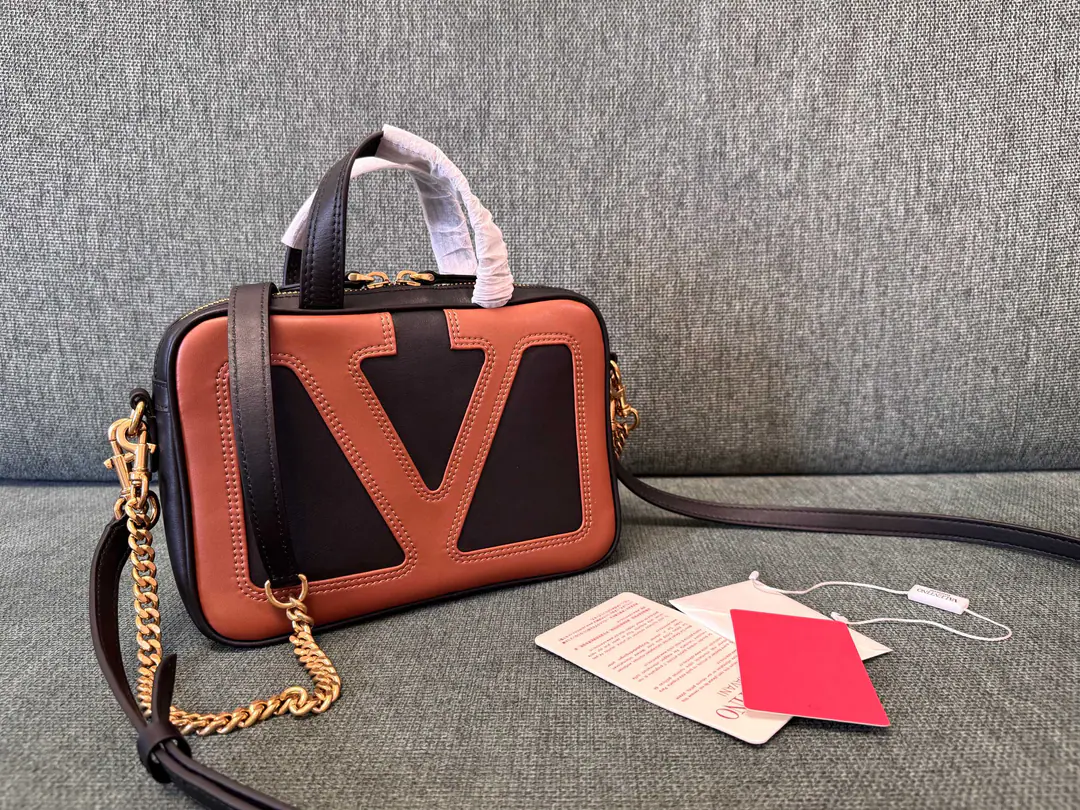 Batch. VALENTINO ▪️Valentino. Real leather bag.🍃 This bag is in a huge knock-on leather.VLOGO SIGNATURE Design, I'm gonna be able to get a slide., This bag can be slashed on the shoulder.. Antiquated gold process effects treatment accessories -- We're going to pull the chain. In the skin., A zipper pocket inside. - A zipper pocket on the outside. Dimensions:Kuan23XHigh16XDeep8centimetres （Two shoulder belts.） Model: 6400