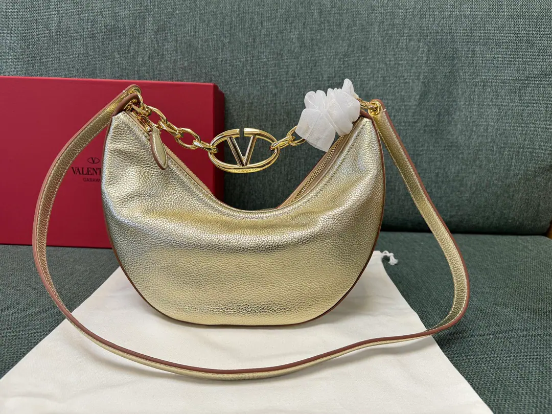 Batch. Get on the new one.: 0003❤️ Moon bag VALENTINO GARAVANI VLOGO MOONA small-size chain leather. HOBOHandbag.. I'm going to be able to get a chain and a disassemble leather shoulder., This bag is slanted and can be carried.. Gold-coloured chains and accessories -Detachable leather straps. -- We're going to pull the chain. Soft sheep liner., It's got a pocket full of a sticker. Dimensions:29x23x11cm