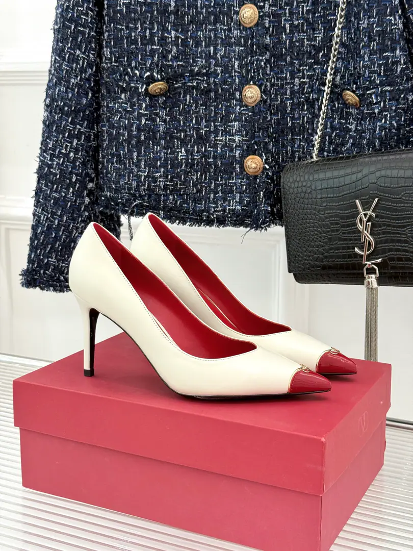 Plant price Valentino/Valentino.26WFNew Spill-head heels. The sharp line is a fine contour of the foot. SmallVGold tags for the shoes. Ratio of length length to length ♪ High and smooth every step of grace ♪ Classic red bottom recognition. It's easy to get a teleport. The naked and the black are cool. The upper foot is to be lifted immediately. You're not tired of walking. The fratricidal romance is hidden in detail. Summer shoe cabinets must be treasured. It's a lot of styles and styles. I'm not sure how much I'm gonna get. The classics that never regret starting. Details show the heart of the brand. It's easy to create a sense of excellence that doesn't take much effort. The price of the treasured shoes. I'm gonna be a little more elegant than I thought. The upper foot is white and thin. It's a match for both work and date. Quality and face The Warrens must be a fine one.！ Facework customized leather with original The inside feet are all sheep's skin. He's tall.: 8cm Italian imports are so thick. size: 35-39（40/41Custom） Numbering: 97320260808