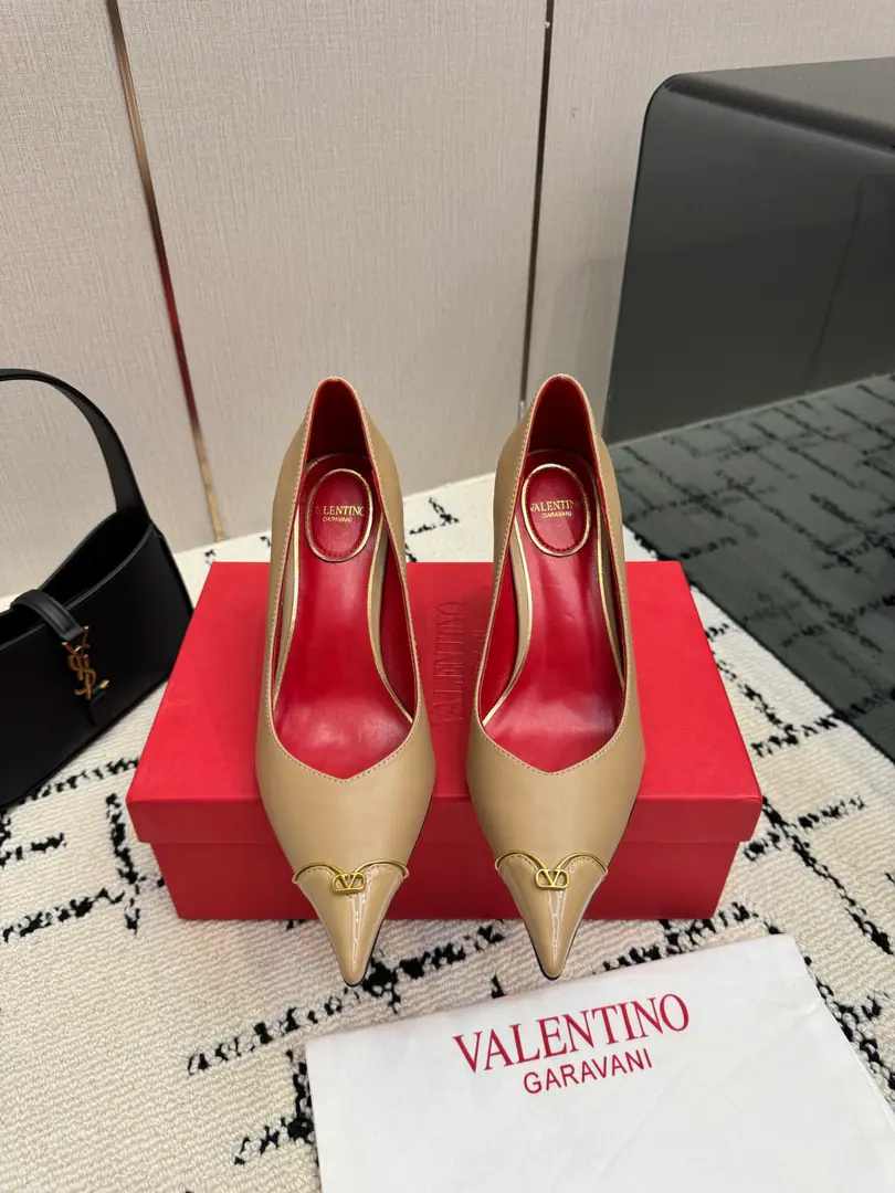 Valentino/Valentino.26WFNew Spill-head heels. The sharp line is a fine contour of the foot. SmallVGold tags for the shoes. Ratio of length length to length ♪ High and smooth every step of grace ♪ Classic red bottom recognition. It's easy to get a teleport. The naked and the black are cool. The upper foot is to be lifted immediately. You're not tired of walking. The fratricidal romance is hidden in detail. Summer shoe cabinets must be treasured. It's a lot of styles and styles. I'm not sure how much I'm gonna get. The classics that never regret starting. Details show the heart of the brand. It's easy to create a sense of excellence that doesn't take much effort. The price of the treasured shoes. I'm gonna be a little more elegant than I thought. The upper foot is white and thin. It's a match for both work and date. Quality and face The Warrens must be a fine one.！ The fabric is custom-made for paintskins. The inside feet are all sheep's skin. Italian imports are so thick. size: 35-39（40/41Custom）
