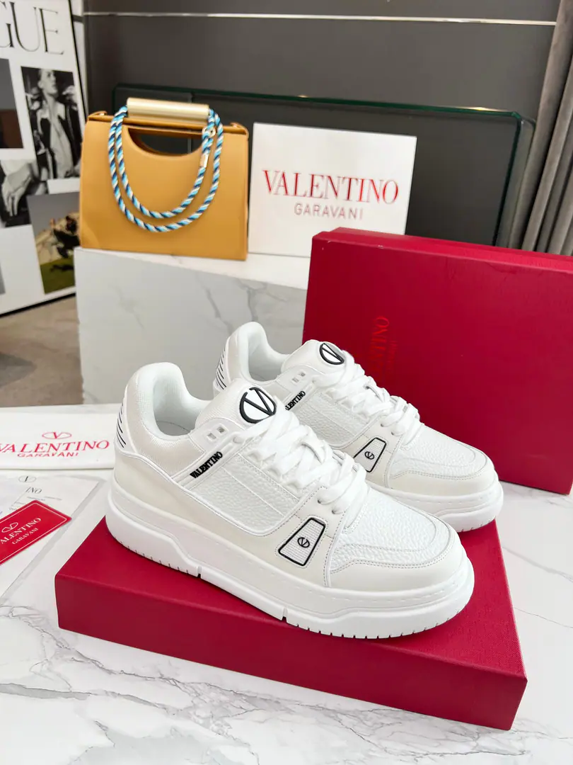 Real money's not gonna do it.！2026Newest🔥A couple. Top OriginalVLTNSeries ！valentino It's a soft foot., I'm not too bad at this., It's not a little bit higher., Put on the feeling and step up the stairs.！The color of dopamine., Super cute, pretty and dressed. Two-way, two-way, size-valued.！A sense of comfort and light quality., ♪ Take care of every match ♪ Couple money.35-46Code