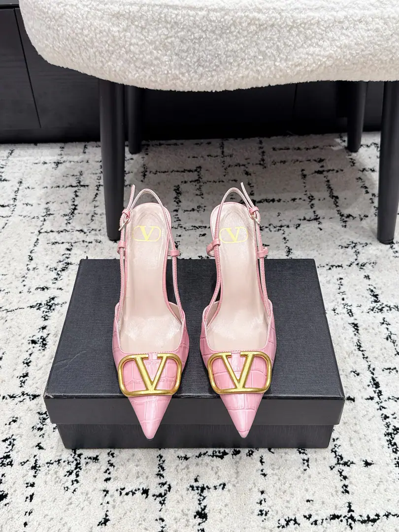 Valentin*Valentino. 26/ Summer's the best.V- Put your heels on. These heels are brand-marked metal.VWord Identification, It's a good little detail of the shoe., A sharp cut of a sharp head with a thin ankle., It's a mosaic of feet and a taste of the ancient., No extra decorations, but it's all about quality.. It's almost all-powerful., Every day with a straight pair of jeans, you can wear a casual French relaxing., The same colored, combust-minded suit is a way to switch instantaneously to a capable workplace., A dress or a half skirt would be a nice touch for dating and commute., Different colors can fit from tender to cool, multiple wear atmospheres.. ✔️Fabulous.: Bullskins. ✔️Uchi.: Lamb skin. ✔️Otsumi!: Italy is a big-ass country. ✔️He's tall.: 8cm ✔️size: 35-41（40 41Do it.）