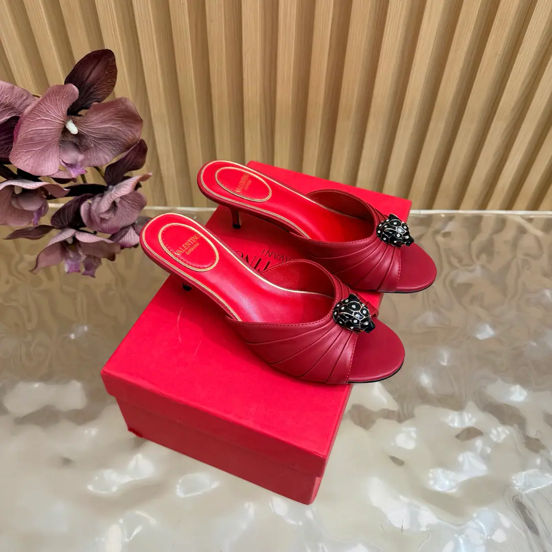 Valentino High heels💗Loved sandals. A beautiful quality.⚠️ It's a great match., Wear it any season.💜 Valentino is a new fashion charm. To continue the super high and design., I'm a big fan of the world's famous fans. The million fans are showing their love., Best sales at sea and abroad The domestics are out., Top Version Candy color., Every color is beautiful. Shoe.: Bullskins. Uchi.: Import of sheep skin Shoes under the sole.: That's a big one. He's tall.: 5cm Packaging: Full original package Codes: 36One.42Code（40, 41, 42I'm not gonna change.）