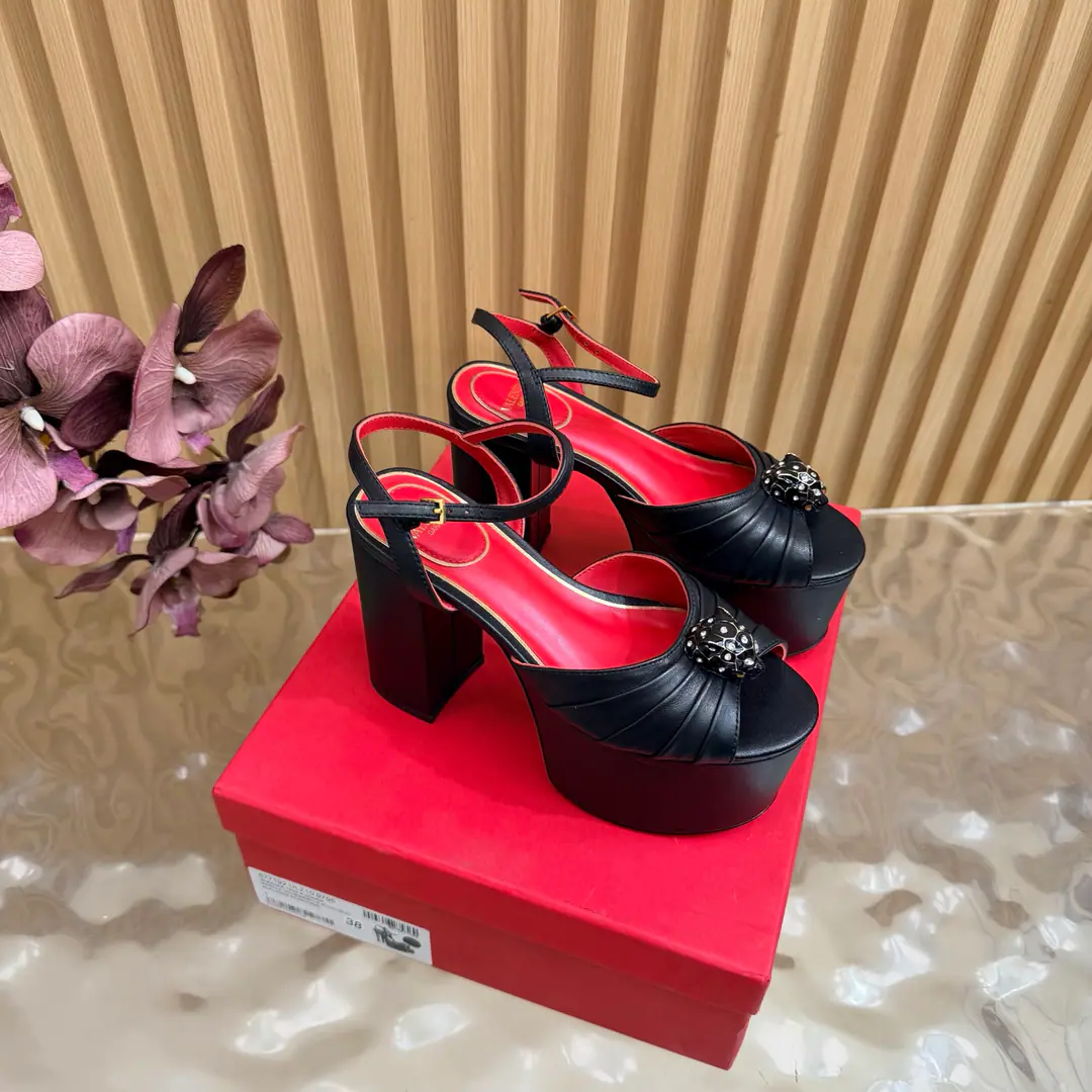 2026I'll take the water table and the sandals. Valentino High heels💗Loved sandals. A beautiful quality.⚠️ It's a great match., Wear it any season.💜 Valentino is a new fashion charm. To continue the super high and design., I'm a big fan of the world's famous fans. The million fans are showing their love., Best sales at sea and abroad The domestics are out., Top Version Candy color., Every color is beautiful. Shoe.: Bullskins. Uchi.: Import of sheep skin Shoes under the sole.: That's a big one. He's tall.: 11cm Packaging: Full original package Codes: 36One.42Code（40, 41, 42I'm not gonna change.）
