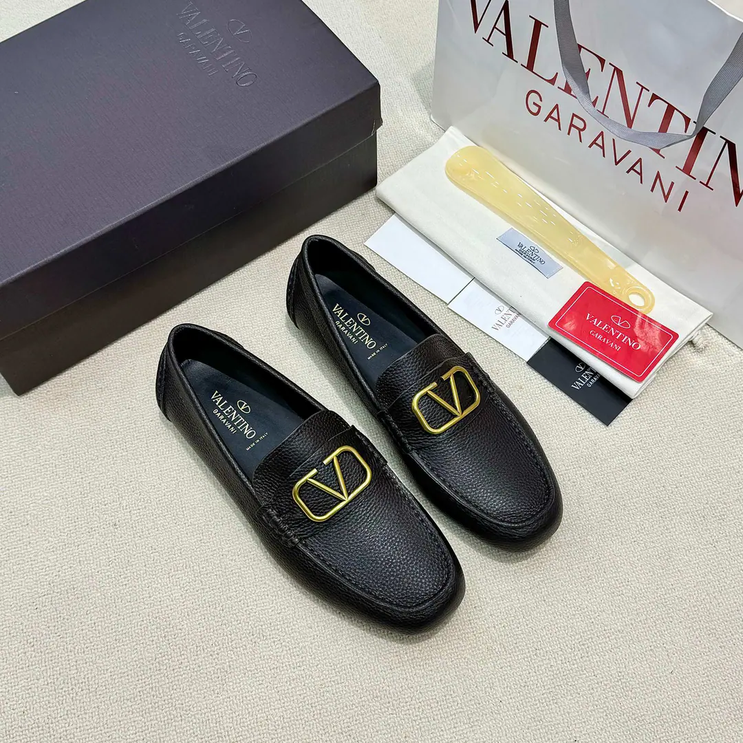 Minoru. 【VALENTINO】Valentino is a big fan of beans shoes., The network is open., The O.S.A. designed a simple, high-end atmosphere., Quality is trustworthy., Original plant configuration, Italian imports of cow flour, All imported water- dyeed cattle stubs., Shoes under the sole.: The original factory is super comfortable with the original base., The original factory and the single.🙏The upper feet are so cozy., Tide Man Customized, The first of the driving series., Codes: 38-45（46Do it.）