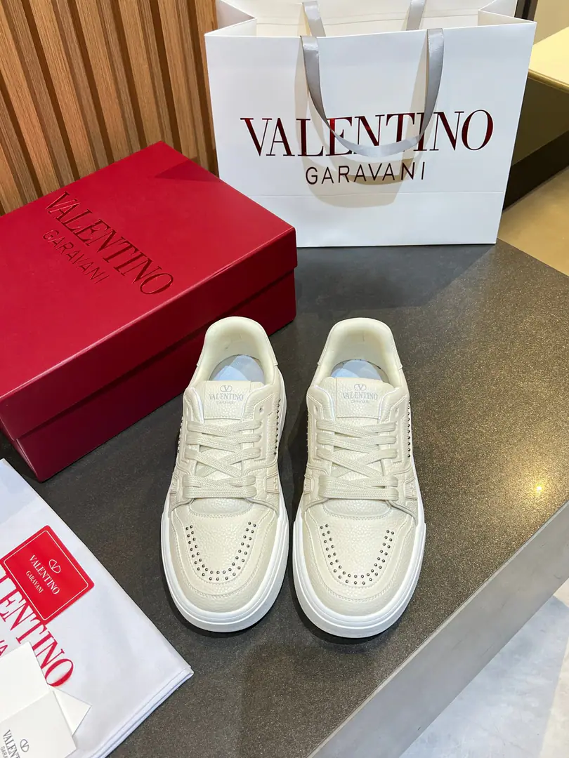 𝑽𝒂𝒍𝒆𝒏𝒕𝒊𝒏𝒐Valentino. 𝑶𝒏𝒆𝑺𝒕𝒖𝒅 Couples' sneakers. Valentino 2026The latest couple's sneakers. The star is the same. Fires are on sale.. OriginalZPReload and Dismantlement. Repeatedly retweets. Yes, sir.1:1Restore！Top luxury. Soft and cozy. Fashion and leisure. It brings a quality of excellence and grace. And the wonderful comfort of the upper foot. Top-level purchase version of shoe face: Import the cow's skin./Original oil side process Uchi.: In the skin of the watered cow. Otsumi!: Original development𝐓𝐏𝐔Double-coloured base Packaging: Original Configuration Full Packaging Codes: 35-46 Customised (Autoscript-Unlabelled）Order