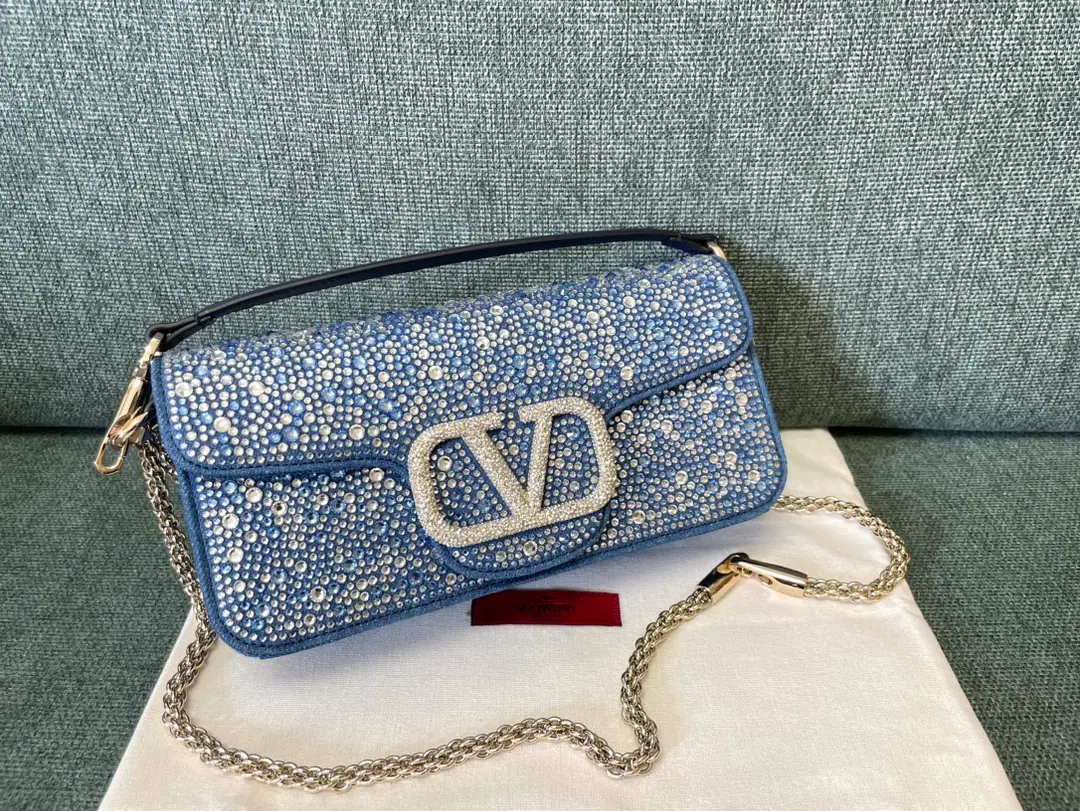 Batch. ❤Model: 1133Cowboy Diamonds. Valentino Valentino Denning's handbag.👜Put the armpit in your bag. ▪️Magnetic button opening ▪️Dimensions:27x13x6cm