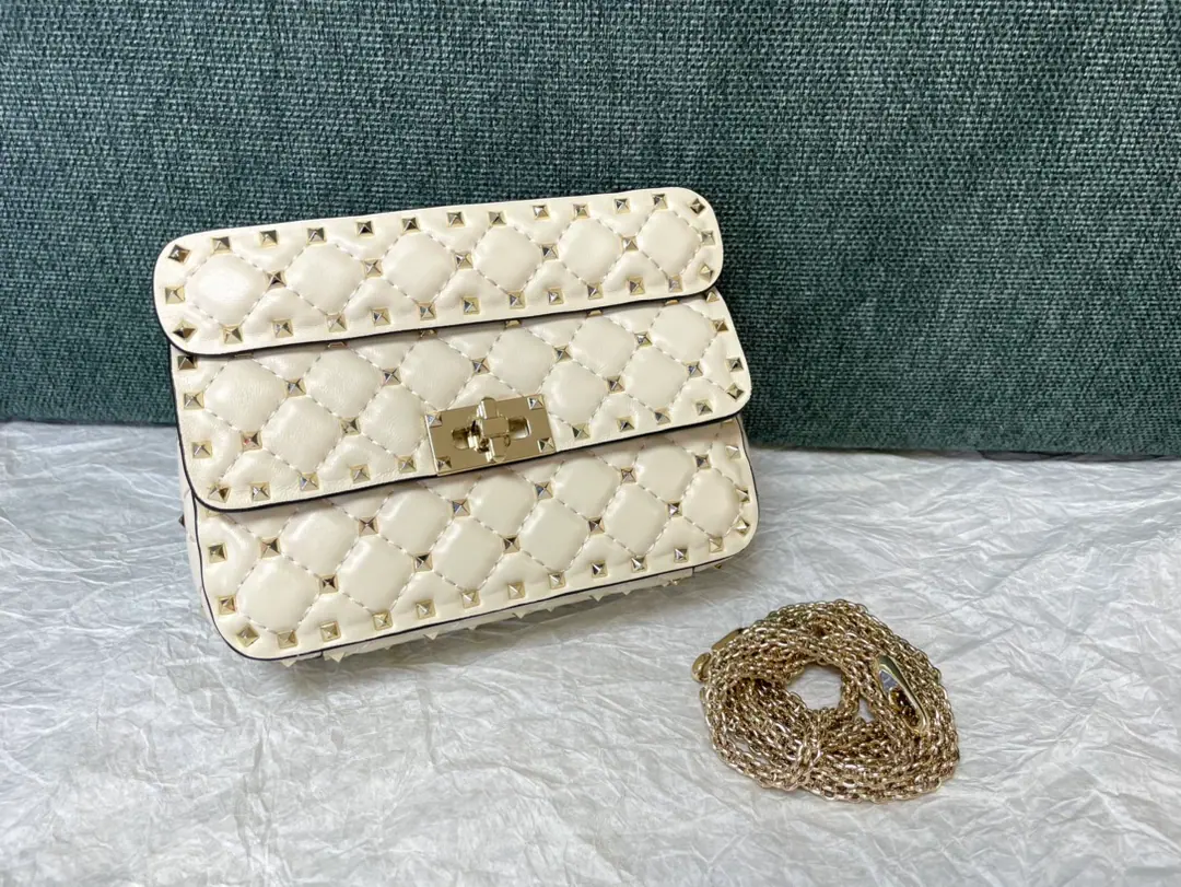 Small. Top First List Little sheep skin. Model▪️0123 Valentino ❤️The cabinet is a classic.😘Top sheep skin., All the skin, inside and outside. Dimensions: Small20x6x12cm