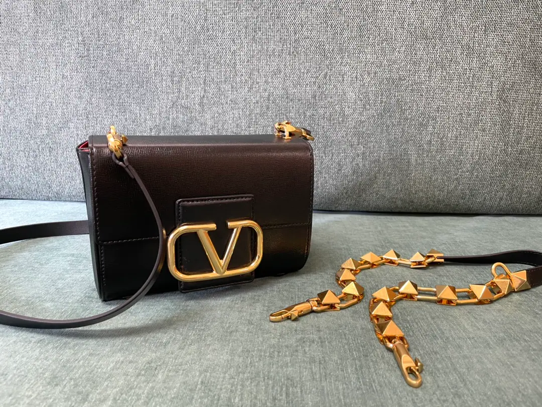 Batch. Black ❤️New2022ss VALENTINO-Valentino./Newly upgraded, with a pound of Yoya Mordon.V LOGOMarking （A chain.➕Skin shoulder belt.） With a stripable chain🤖️Adjustable, The leather strap is unplugged., Red soft sheep leather line., A zipper pocket and an open slide bag inside. ▪️Model: 0777 ▪️Dimensions: 20 x 15 x 7cmWith a box.