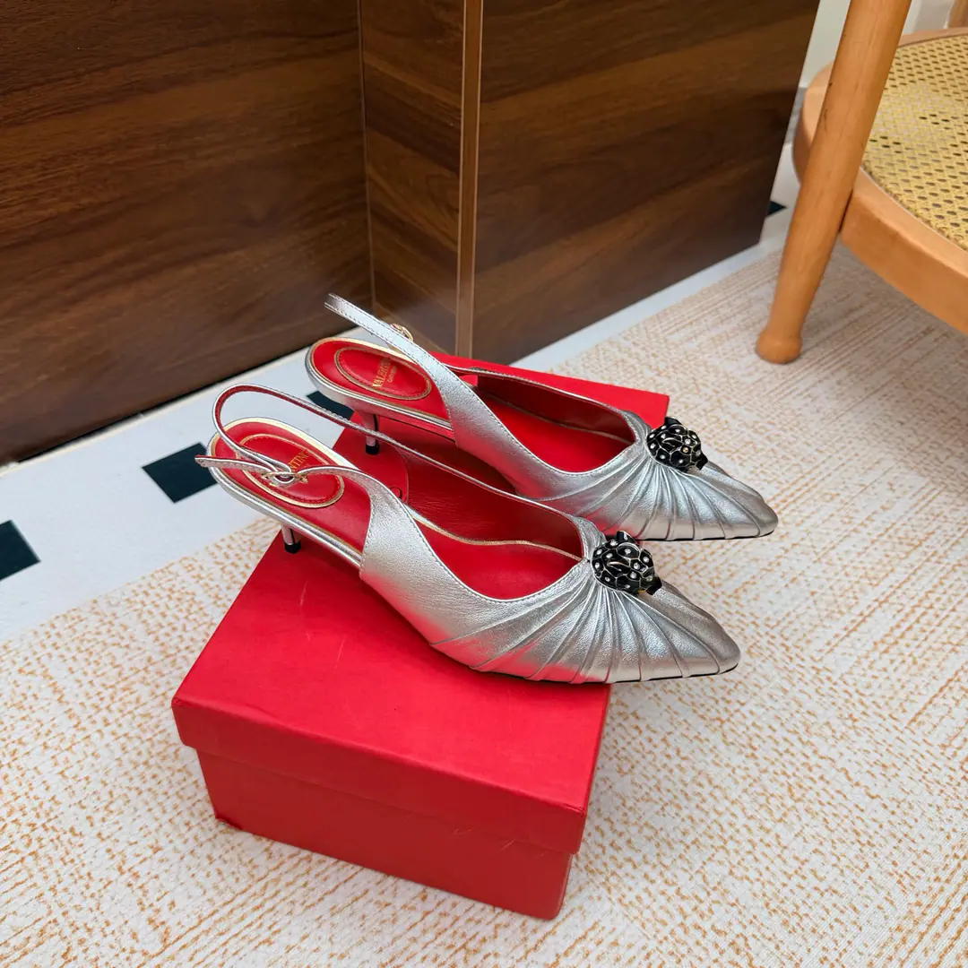 Valentino High heels💗Loved sandals. A beautiful quality.⚠️ It's a great match., Wear it any season.💜 Valentino is a new fashion charm. To continue the super high and design., I'm a big fan of the world's famous fans. The million fans are showing their love., Best sales at sea and abroad The domestics are out., Top Version Candy color., Every color is beautiful. Shoe.: Bullskins. Uchi.: Import of sheep skin Shoes under the sole.: That's a big one. He's tall.: 5cm Packaging: Full original package Codes: 36One.42Code（40, 41, 42I'm not gonna change.）