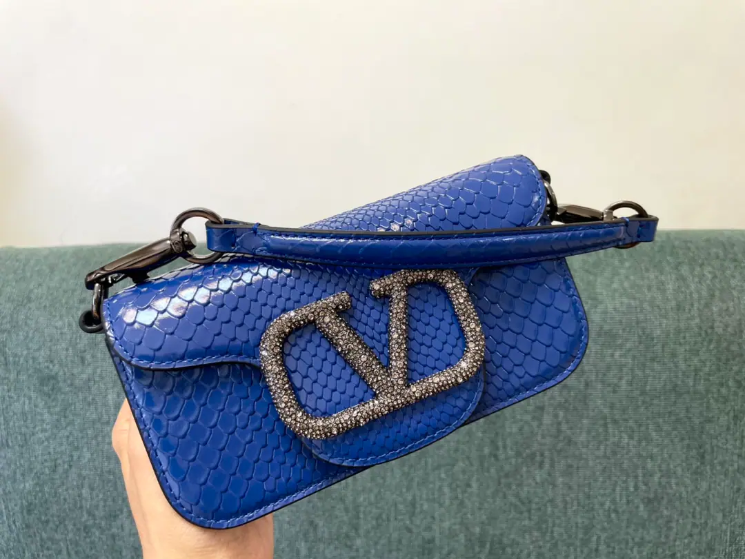 Small. Valentino Garavani MINILOCCow-skin handbag., MetalVLogo SignatureDetails With undreatable lifters and undrewable slide chains, ♪ And I can't bear ♪, Slash or handheld Magnetic button opening Model▪️1133SSnake. Size of the trumpet: 20x 11x5cm