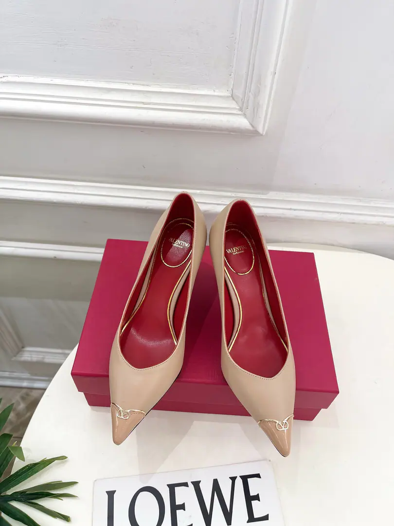 Valentino Valentino. 26𝐬𝐬 2026Autumn and winter brand new. Small MetalVSlips, heels. New☑️ Valentino Garavani It's a classic.“Roman Stud”The series was launched in a completely new interpretation.！The latest gold.VDetonation elements A full sense of excellence. ！BSFashion is a blast.～ Shoe.: Original custom-made cow skin Uchi.: Imports of sheep's skin Otsumi!: Italy is a big-ass country. He's tall.: 8.5cm Codes: 35-39（40.41I'll make sure I don't change it.） Plant prices Numbering: 2608045