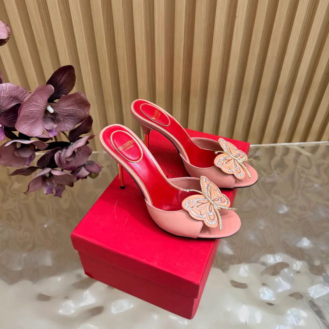 Valentino High heels💗Loved sandals. A beautiful quality.⚠️ It's a great match., Wear it any season.💜 Valentino is a new fashion charm. To continue the super high and design., I'm a big fan of the world's famous fans. The million fans are showing their love., Best sales at sea and abroad The domestics are out., Top Version Candy color., Every color is beautiful. Shoe.: Bullskins. Uchi.: Import of sheep skin Shoes under the sole.: That's a big one. He's tall.: 10cm Packaging: Full original package Codes: 36One.42Code（40, 41, 42I'm not gonna change.）