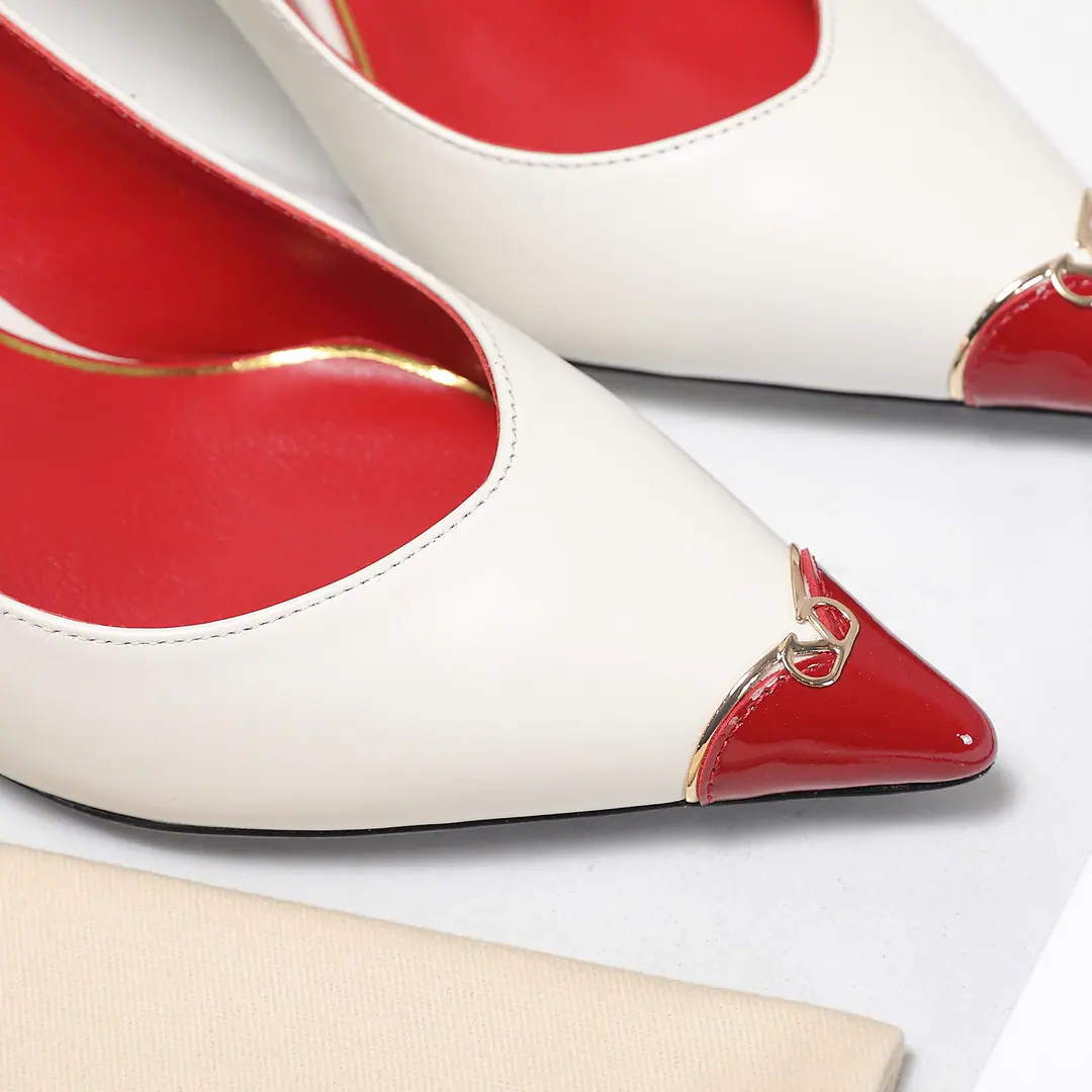 Plant price Valentino/Valentino.26WFNew Spill-head heels. The sharp line is a fine contour of the foot. SmallVGold tags for the shoes. Ratio of length length to length ♪ High and smooth every step of grace ♪ Classic red bottom recognition. It's easy to get a teleport. The naked and the black are cool. The upper foot is to be lifted immediately. You're not tired of walking. The fratricidal romance is hidden in detail. Summer shoe cabinets must be treasured. It's a lot of styles and styles. I'm not sure how much I'm gonna get. The classics that never regret starting. Details show the heart of the brand. It's easy to create a sense of excellence that doesn't take much effort. The price of the treasured shoes. I'm gonna be a little more elegant than I thought. The upper foot is white and thin. It's a match for both work and date. Quality and face The Warrens must be a fine one.！ Facework customized leather with original The inside feet are all sheep's skin. He's tall.: 8cm Italian imports are so thick. size: 35-39（40/41/42Custom）
