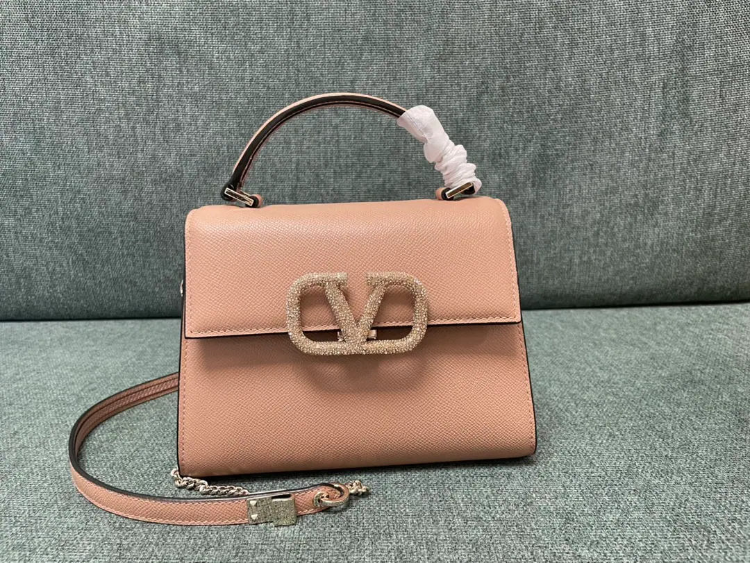 Batch. Naked pink buttons.🆕Model0531 Mini-Man. Valentino Garavani VSLING |Valentino.|💼 The match can extend the strap and handle., ♪ Shoulder ♪, Slash and handheld switch like a man.. Metal fittings magnetate cutter, Matching markerslogo Reconciling leather shoulder belts, Cover your feet., Napa leather liner.. Internal: 2 A partition., - Puncture. 1 A zipper pocket and... 1 A flat open bag. Mini-size.: 22x16x9cm