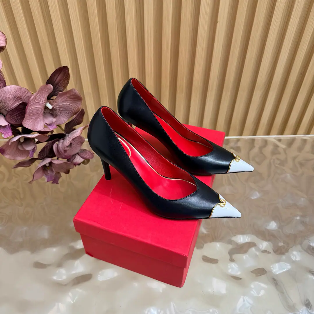 Valentino High heels💗Loved sandals. A beautiful quality.⚠️ It's a great match., Wear it any season.💜 Valentino is a new fashion charm. To continue the super high and design., I'm a big fan of the world's famous fans. The million fans are showing their love., Best sales at sea and abroad The domestics are out., Top Version Candy color., Every color is beautiful. Shoe.: Bullskins. Uchi.: Import of sheep skin Shoes under the sole.: That's a big one. He's tall.: 9cm Packaging: Full original package Codes: 36One.42Code（40, 41, 42I'm not gonna change.）
