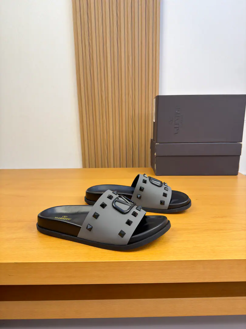 【VALENTION】Valentino. High-end quality Original List·- Rhythm slippers. Shoe.: 🔝Napa's environmental skin., Brand nails..Metal buttons Uchi.: Environmental cattle skin Otsumi!: It's so light.TPUWater table·Rubber. Combination to the base Super-high-quality control.·- I'm doing a little work.: Highlight(High-end·- How expensive.·Slot) Size: 39-44（38, 45, 46, Make a reservation.)·VL0186