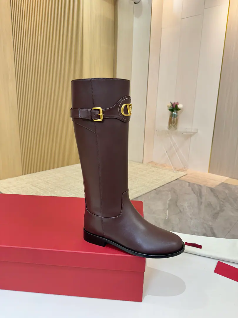 The top is a very big-ass factory. ValentinoValentine's cabinet is the latest.💫 Top Version👏🏻The most powerful man in history. Welcome to the Italian import base., It's comfortable.🔸It's the same as the counter., 🌸Extrudity., 🔸 Fabulous. Bullskins. Uchi. In the cow's skin. ➕Skins and feet. He's tall. 3cm Standard Code34-42 （34-41-42Do it. No re-election.） High Packaging