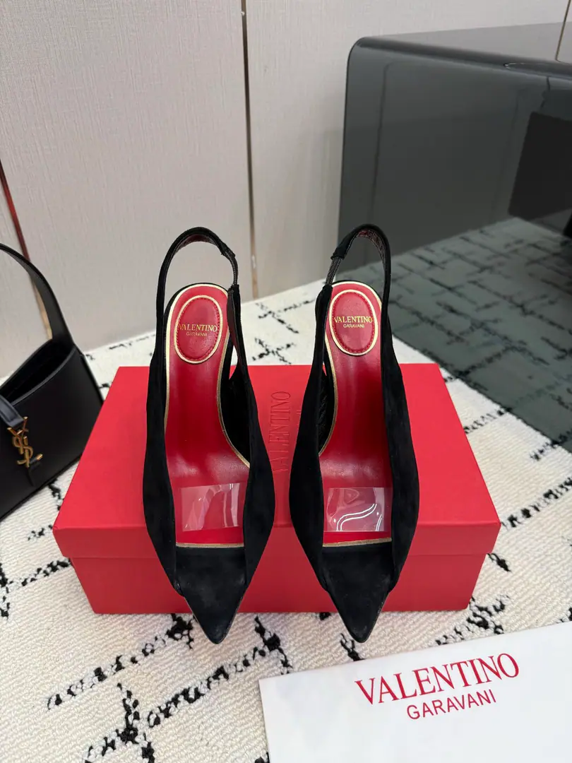 🖤ValentinoValentino, Pico heels., The stuff on the fuzzy is so qualitative., Red lined to the eye., Brand recognition.✨. Pointhead+Xiao Gao and design, Nice and long legs., The air is better with the back seat belt., And I wear them in summer too.OK！It's not about dress and suit., You can easily manage a formal or a fashion situation., Comfortable and fashionable., The gas is full.� SIZE:35-39（40, 41, 42, 43Sold）