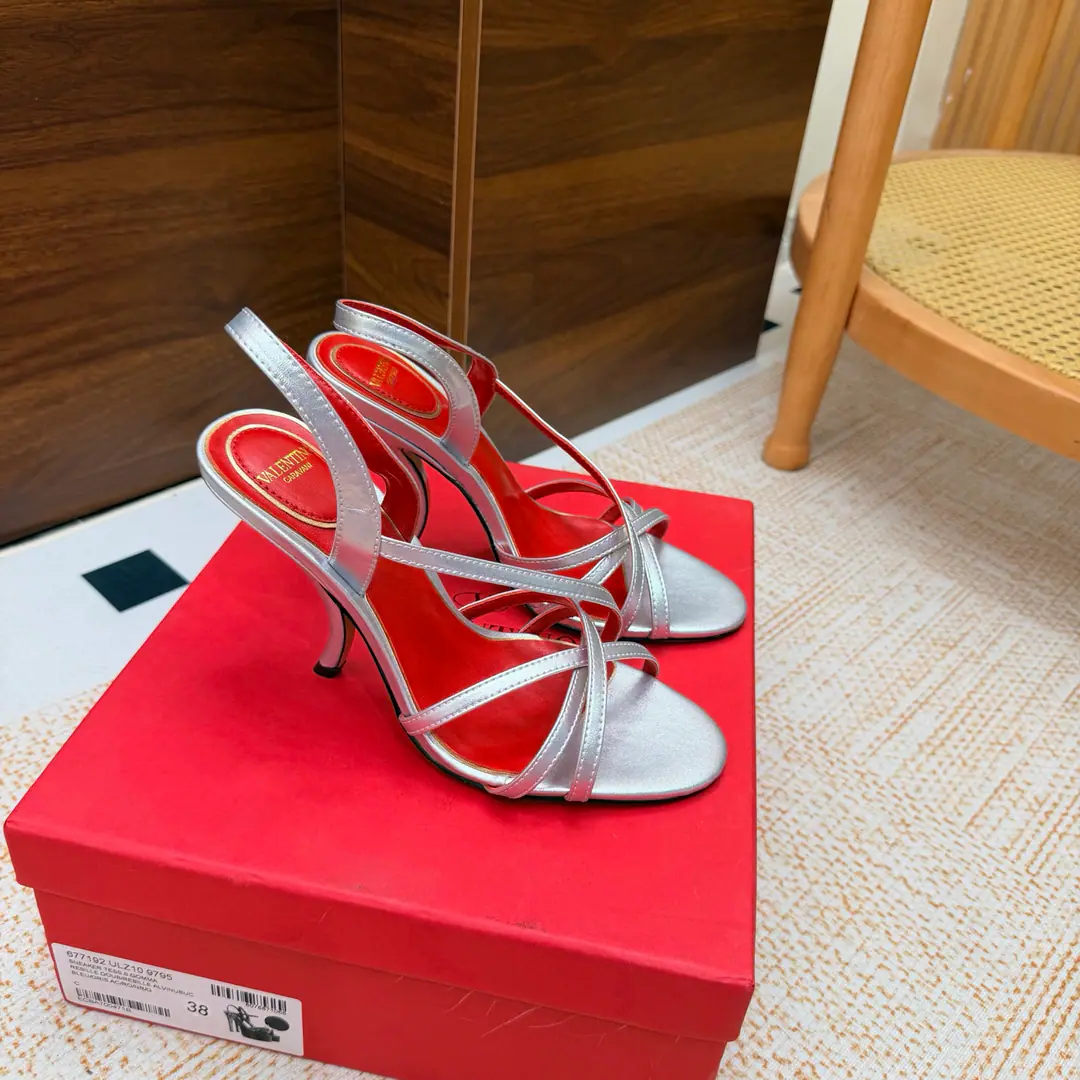 2026♪ Go to the show and bend and follow ♪ Valentino High heels💗Loved sandals. A beautiful quality.⚠️ It's a great match., Wear it any season.💜 Valentino is a new fashion charm. To continue the super high and design., I'm a big fan of the world's famous fans. The million fans are showing their love., Best sales at sea and abroad The domestics are out., Top Version Candy color., Every color is beautiful. Shoe.: Bullskins./Goki! Uchi.: Import of sheep skin Shoes under the sole.: That's a big one. He's tall.: 10cm Packaging: Full original package Codes: 36One.42Code（40, 41, 42I'm not gonna change.）