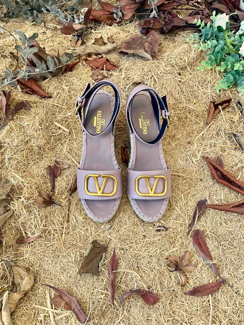 Valentino Garavani The stubby strap and sandals. LargeVGold button decorations The ropes are on the slopes and... A twig to adjust the skin belt of the calf. The slopes and the waterproofing stations. Italian manufacture 35-41