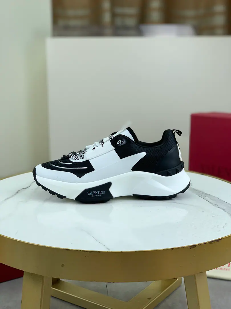 Plant prices Real value LatestValentinoValentino.VThe new home is a young fashion. Couples' sneakers. It's full of energy. Open-ended age The upper foot is very light and comfortable. Box packing Counter-port procurement development Make the goods. All colors are paired with a pair of eyes. Activate the charming sunshine. Shoes design blends the tide with the everyday shape. The streets are full of feelings. Multi-Current Selection！ Fabulous.: Original Material Collation/Head-decked cow skin. Uchi.: Imported cattle skin/OriginallogoGet some sweat and gas cushions. Otsumi!: TPUThe material is the bottom of the material. Branded plastic shoes. Couple money.: 35-46 The cabinet is full packaging. Colours: Five colors optional