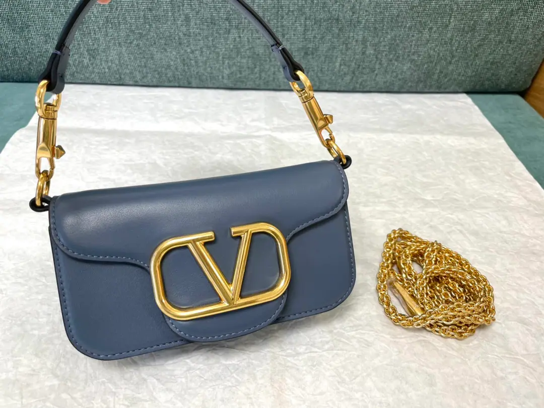 Batch. Valentino Garavani MINILOCCow-skin handbag., MetalVLogo SignatureDetails With undreatable lifters and undrewable slide chains, ♪ And I can't bear ♪, Slash or handheld The old effect treatment parts for the old brass. Magnetic button opening Model▪️1133S Dimensions: 20x 11x5cm
