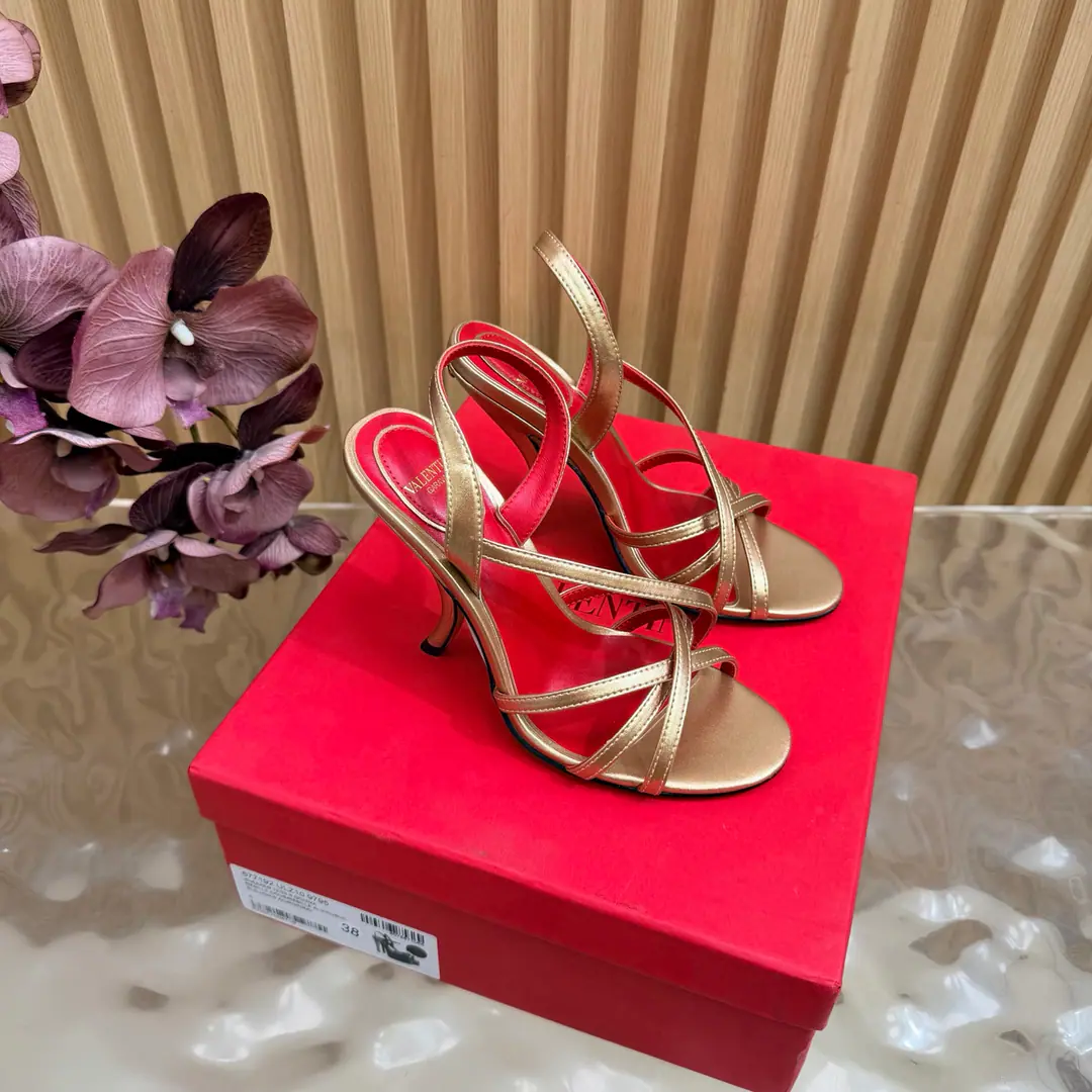 2026♪ Go to the show and bend and follow ♪ Valentino High heels💗Loved sandals. A beautiful quality.⚠️ It's a great match., Wear it any season.💜 Valentino is a new fashion charm. To continue the super high and design., I'm a big fan of the world's famous fans. The million fans are showing their love., Best sales at sea and abroad The domestics are out., Top Version Candy color., Every color is beautiful. Shoe.: Bullskins./Goki! Uchi.: Import of sheep skin Shoes under the sole.: That's a big one. He's tall.: 10cm Packaging: Full original package Codes: 36One.42Code（40, 41, 42I'm not gonna change.）