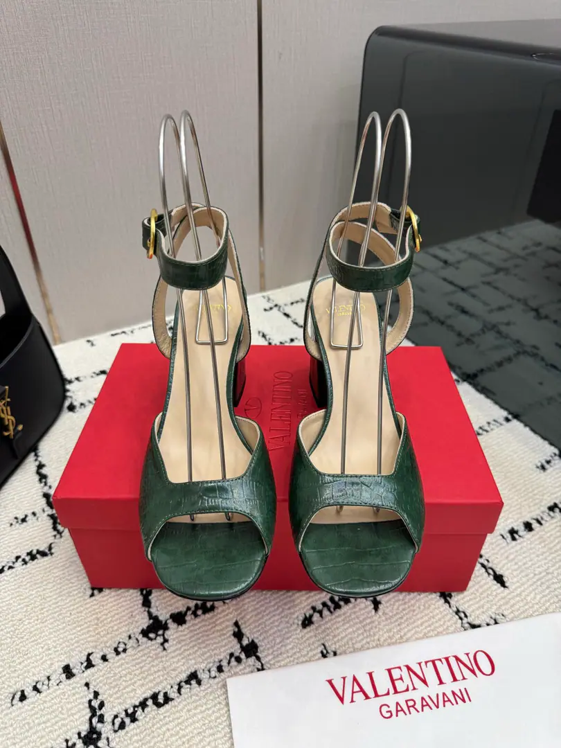Valentino/Valentino.26WFNew Fishy-mouthed heels. To blend luxury with practicality.. It's a 100-year-old brand.. The fish mouth is designed to be soft and soft. Slender and smart. Waterproofing station with rough heels. The proportion of the body size - I'm sure you'll find it. A walk without a burden.. Selection of quality leather Foot-tailed. Fits to the various official settings Wedding toast. The red blanket is still a big dinner. All the necessary sharps.. Every step is a ritual. A noble gesture of grace.. The fabric is custom-made for cattle skin. The inside feet are all sheep's skin. Italian imports are so thick. size: 35-39（40/41Custom）