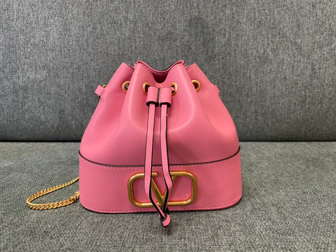 Batch. 🆕valentino Little buckets. Valentino's mini-goat bucket bag. The old effect is a repeat brass.Logoand accessories - Pull the rope. Chain shoulder belt. Dimensions:Kuan20xHigh17xDeep8centimetres Model: 1188