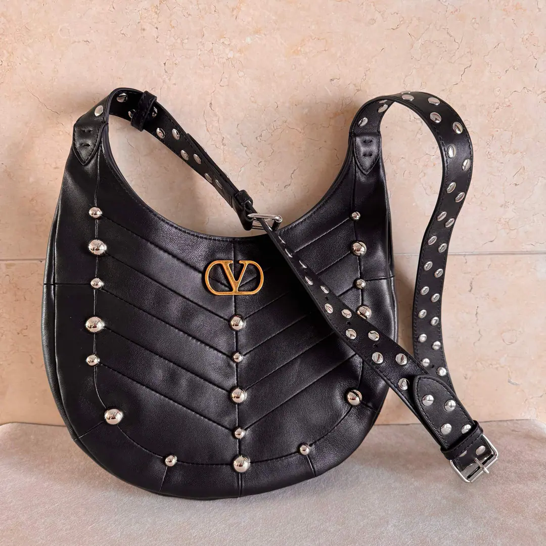 Small. New🍃- It's a nail. Valentino.GARAVANI HOBOHO HOBO Handbags are designed in a synthesizing system., It's made of bright and dumb sheep leather. V Font, And used to treat it with a copy of the old brass. VLOGO SIGNATURE Metal Details. This bag is equipped with a regressable shoulder belt., But the shoulder can slash.. Regulating leather shoulder belts, Pride, nail. Size of the trumpet: 28X 21.5X 3centimetres Model: 2026