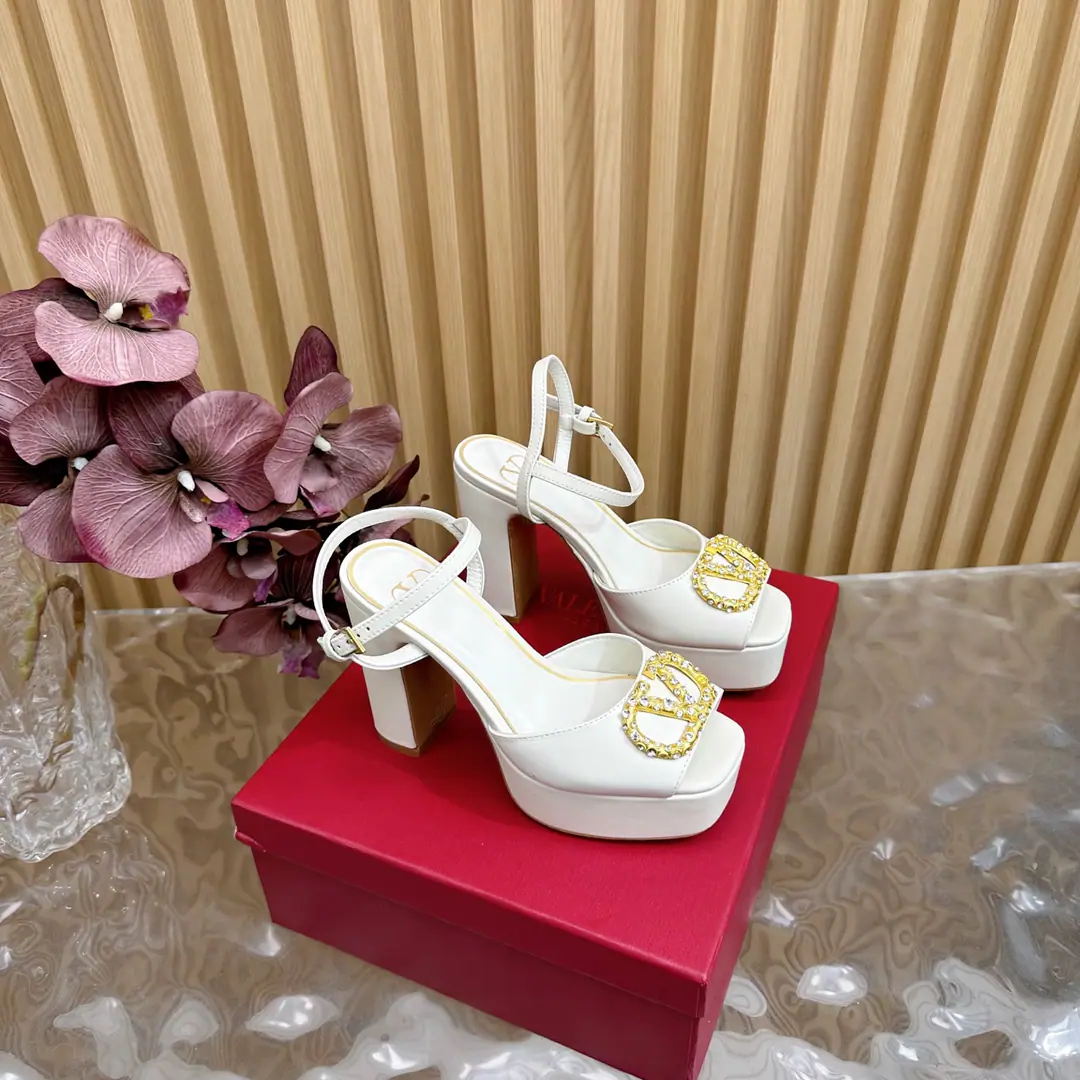 ValentinWarren Tianlian Classic.VHe hates the high heels of the water station.❤️The classic big one.VButton Design Match It shows the way the brand has its own design style. Luxury fashion. Very recognizable. A fine round head. Sidelines are perfect. It's a very pure smell. Little Nob. A woman of honor.‼️ The shoe face is imported into the cow skin. There's a mix of sheep skins inside. Original Open-Fixed Metal Bumper Italian imports of cattle and skin Codes: 35-39（40/41/42Custom）