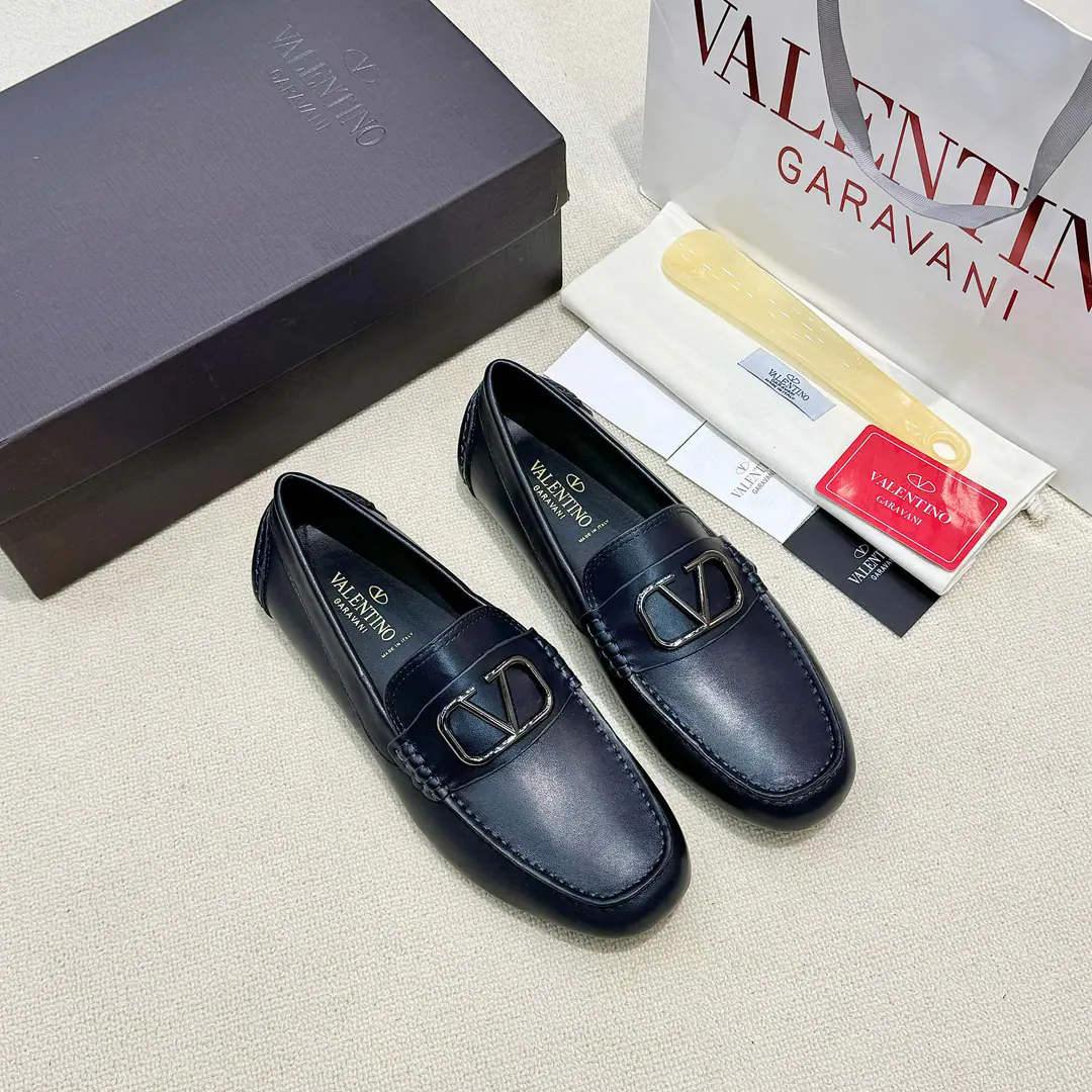 Minoru. 【VALENTINO】Valentino is a big fan of beans shoes., The network is open., The O.S.A. designed a simple, high-end atmosphere., Quality is trustworthy., Original plant configuration, Italian imports of cow flour, All imported water- dyeed cattle stubs., Shoes under the sole.: The original factory is super comfortable with the original base., The original factory and the single.🙏The upper feet are so cozy., Tide Man Customized, The first of the driving series., Codes: 38-45（46Do it.）