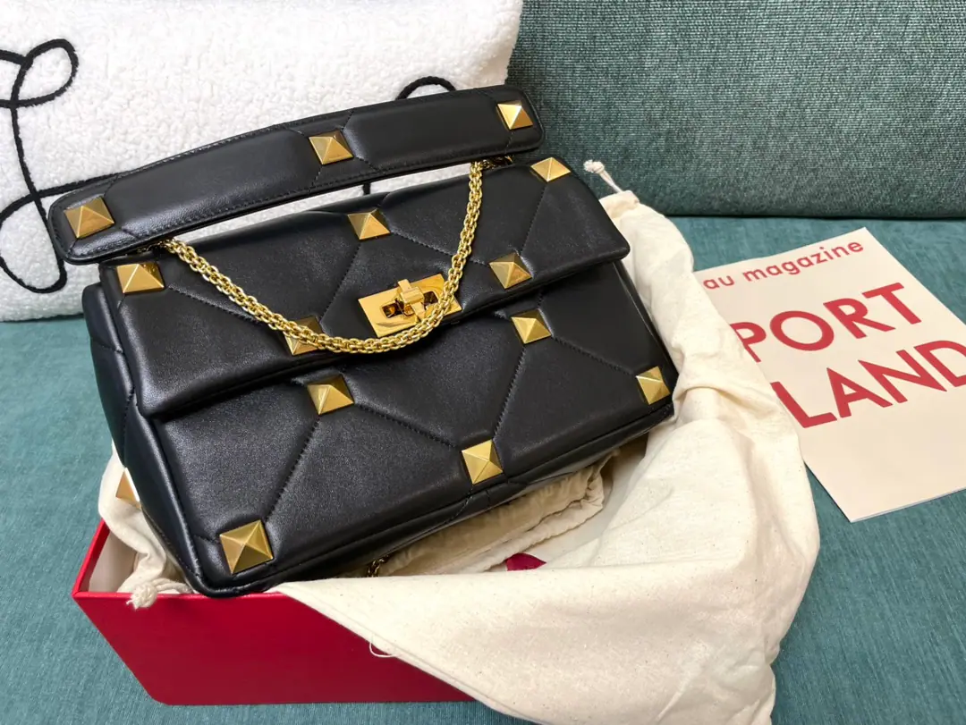 Large. Top First List New bag of nails.🔥Valentin0 Garavani Roman Stud Napa's leather chain bag. All sheep's skins inside and out.！Same color system, sew process enhanced prism👍Retrobronic process process for processing metal nails and accessories🤖️Internal: Zip pocket. 🆕Model0188 Big number.: 28x 18x 8cm