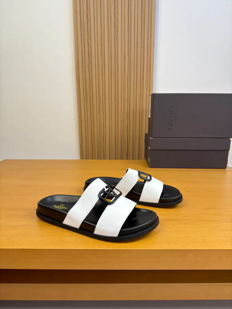 【VALENTION】Valentino. High-end quality Original List·- Rhythm slippers. Shoe.: 🔝Napa's environmental skin., Brand metal buttons Uchi.: Environmental cattle skin Otsumi!: It's so light.TPUWater table·Rubber. Combination to the base Super-high-quality control.·- I'm doing a little work.: Highlight(High-end·- How expensive.·Slot) Size: 39-44（38, 45, 46, Make a reservation.)·VL0186