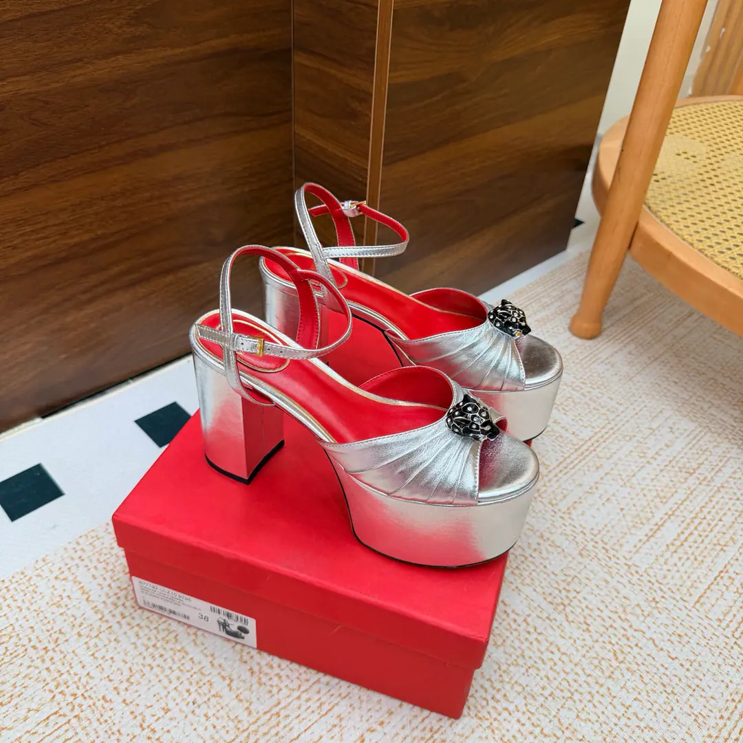 2026I'll take the water table and the sandals. Valentino High heels💗Loved sandals. A beautiful quality.⚠️ It's a great match., Wear it any season.💜 Valentino is a new fashion charm. To continue the super high and design., I'm a big fan of the world's famous fans. The million fans are showing their love., Best sales at sea and abroad The domestics are out., Top Version Candy color., Every color is beautiful. Shoe.: Bullskins. Uchi.: Import of sheep skin Shoes under the sole.: That's a big one. He's tall.: 11cm Packaging: Full original package Codes: 36One.42Code（40, 41, 42I'm not gonna change.）