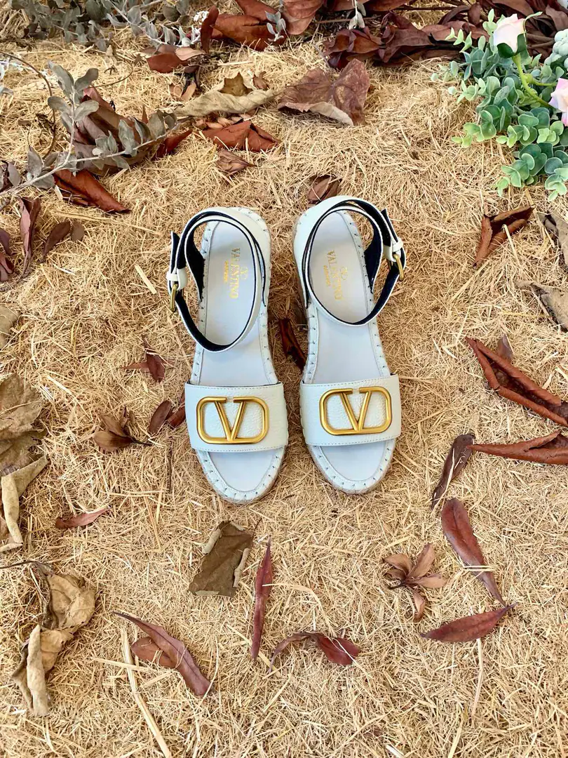 Valentino Garavani The stubby strap and sandals. LargeVGold button decorations The ropes are on the slopes and... A twig to adjust the skin belt of the calf. The slopes and the waterproofing stations. Italian manufacture 35-41