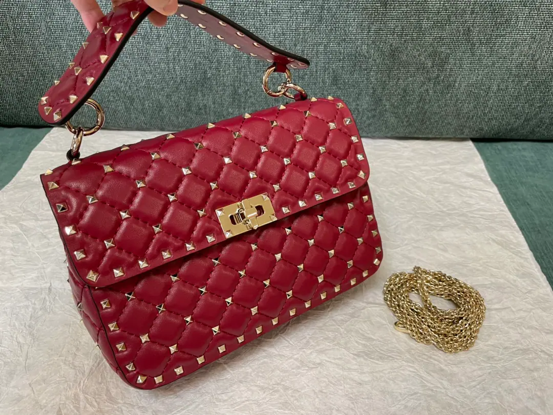 Medium. Top First List Medium-sized sheep skin. Model▪️0123 Valentino ❤️The cabinet is a classic.😘Top sheep skin., All the skin, inside and outside. Dimensions: 24x17x8.5cm