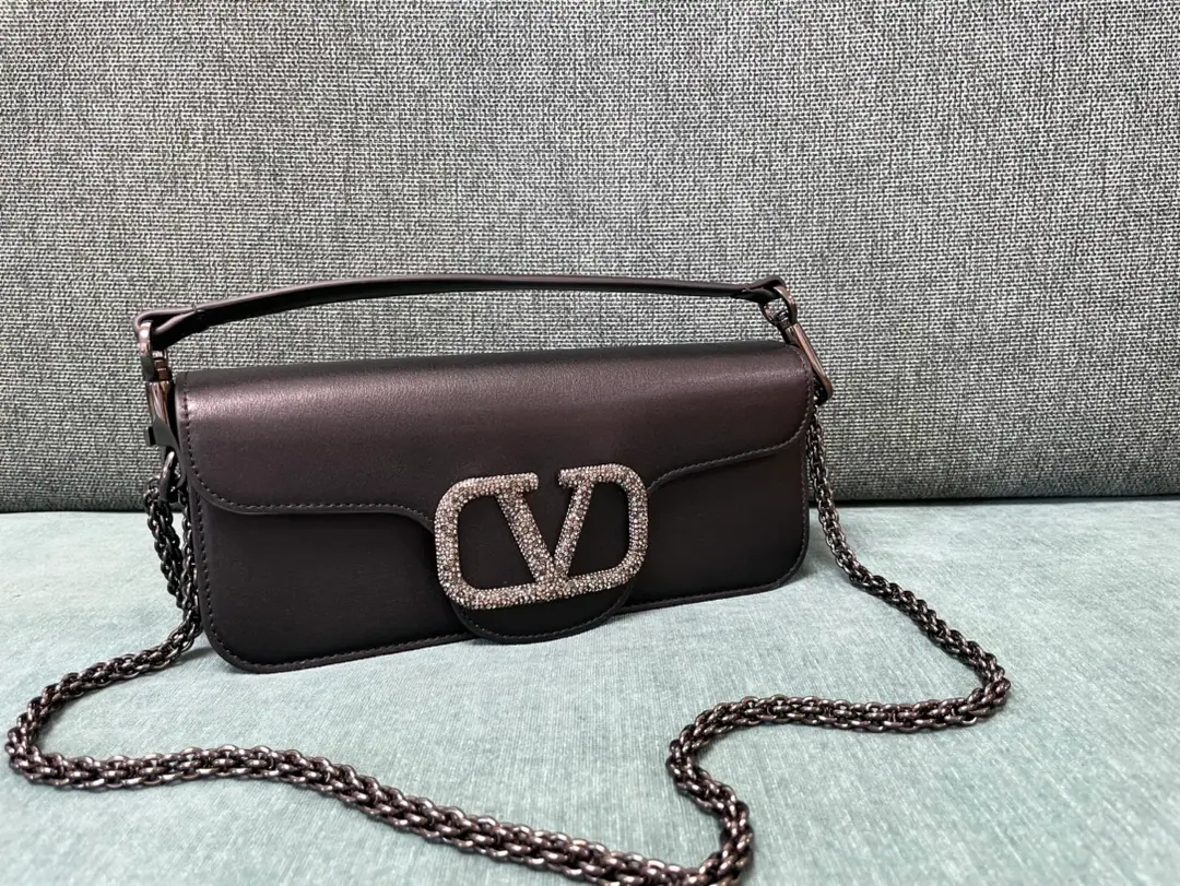 Large. Top First List ❤️Model: 1133Starfish.▪️The drill button. Valentino Valentino's leather handbag.👜Put the armpit in your bag. ▪️The old effect treatment parts for the old brass. ▪️Magnetic button opening ▪️Soft sheep liner. ▪️Dimensions:27x13x6cm