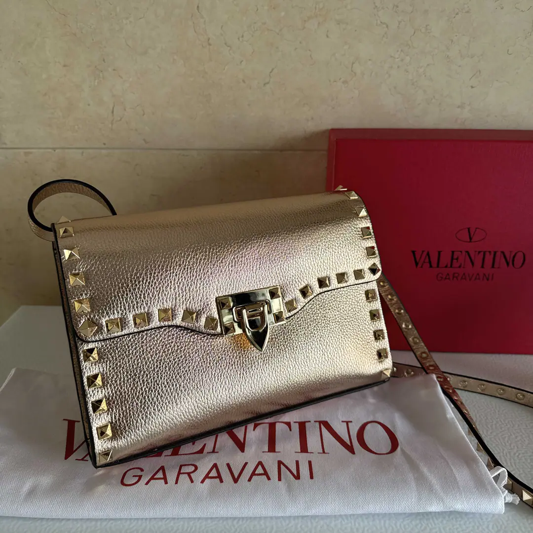 Batch. Rose gold. ValentinoValentino postman's bag. Model: 0181 Simple design, Regable shoulder belt, Annex1A bag. Leather: Skin of a flat cow., Nature's stale. size22.5*5*16⚠️