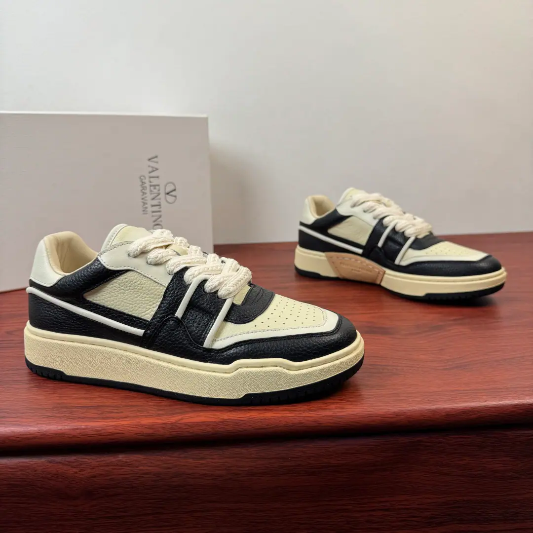 Valentino/Valentino. New man, low-skinned leather sneakers. ！ Selection of high-quality calve skins Multiple-composure color style design, The skin of the calf wraps the package together. Leather commometryTPUShoes under the sole. Rubber bottom parcel Slipperproof. It's all right. Classic perforation of shoeheads Real belts with special features. A flat cotton band decorated. In the skin of the calf. Elevity filling design, Raise comfort., Two colour styles are optional Full package！ Size: 39-40-41-42-43-44（38.45Custom） The cargo.: TBQ17YO Mih.