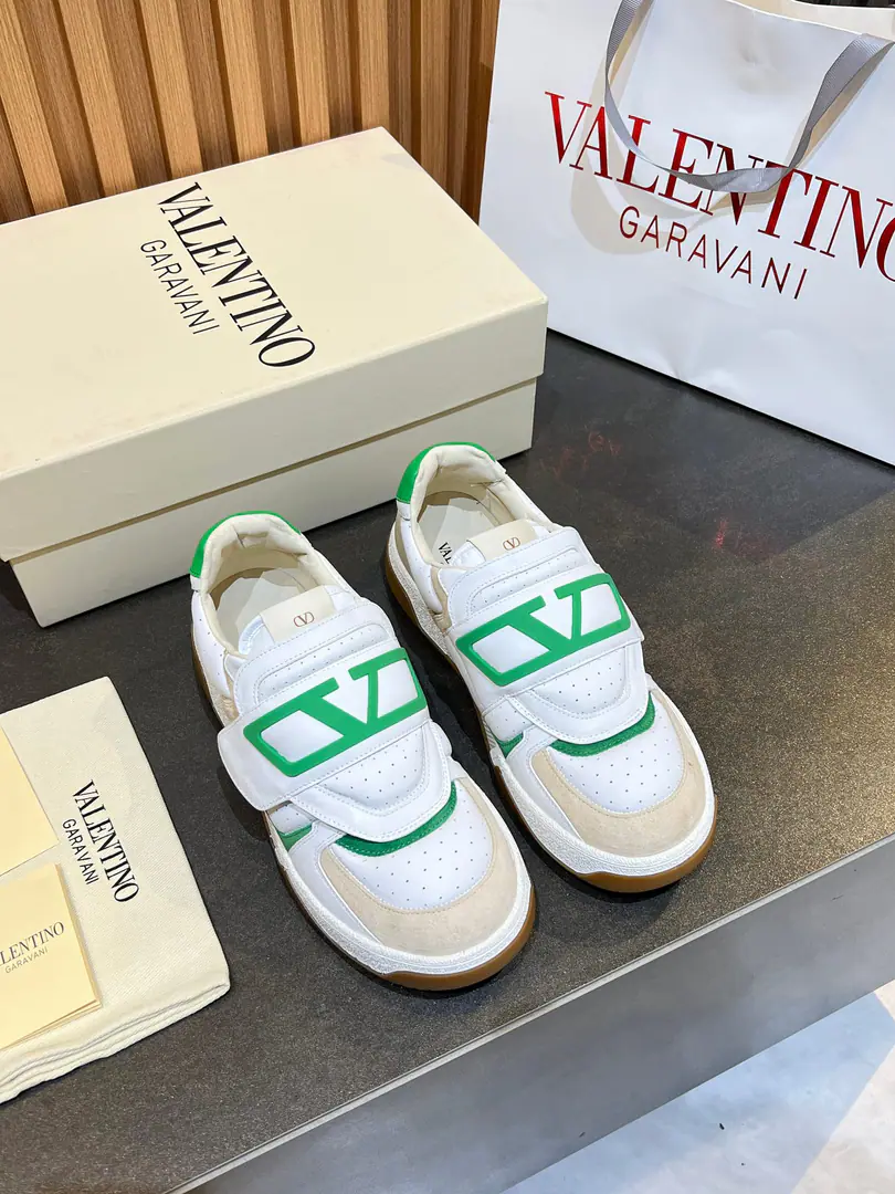 Minoru.🎤🎤VLTNWarren. 𝑶𝒏𝒆𝑺𝒕𝒖𝒅 Couples' sneakers. Valentino 2025New couple sneakers. Fires are on sale.. OriginalZPReload and Dismantlement. Repeatedly retweets. The strength is one-to-one.！Top luxury. Magic stickers. Soft and cozy little cow skin. It brings a quality of excellence and grace. And the wonderful comfort of the upper foot. Top-level purchase version of shoe face: Import the cow's skin./Original oil side process Uchi.: In the skin of the watered cow. Otsumi!: Original development𝐓𝐏𝐔Double-coloured base Packaging: Original Configuration Full Packaging Codes: 35-46