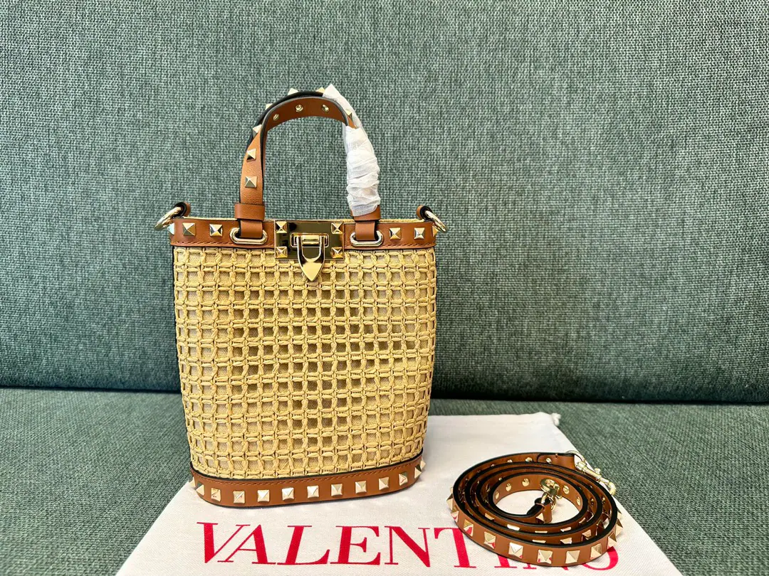 Batch. Laffy's Weed Bag. ValentinoValentino's French fries. Simple design, 1A shoulder belt., Annex1A bag. Leather: Skin of a flat cow., Raphigrass. Dimensions: 16x19x8.5cm⚠️ Model: 2044