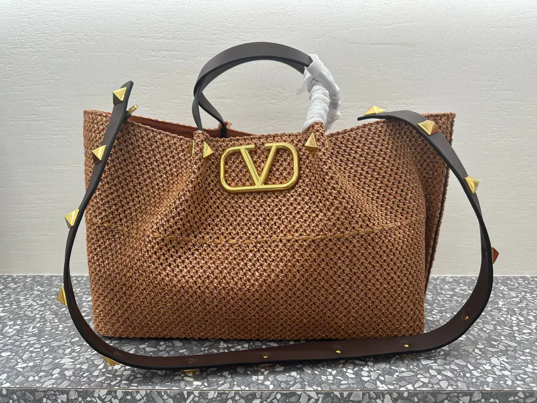 Large. Valentino Spring Chattot Packet Series～ Tot bag made of natural Rafis., The interwoven void creates a clear sense of quality., A brown leather handle., Shoulder belt and zipper bag Summer inflammation., It's a package.～ Dimensions: 35✖️25✖️17cm Paragraph: 22003L