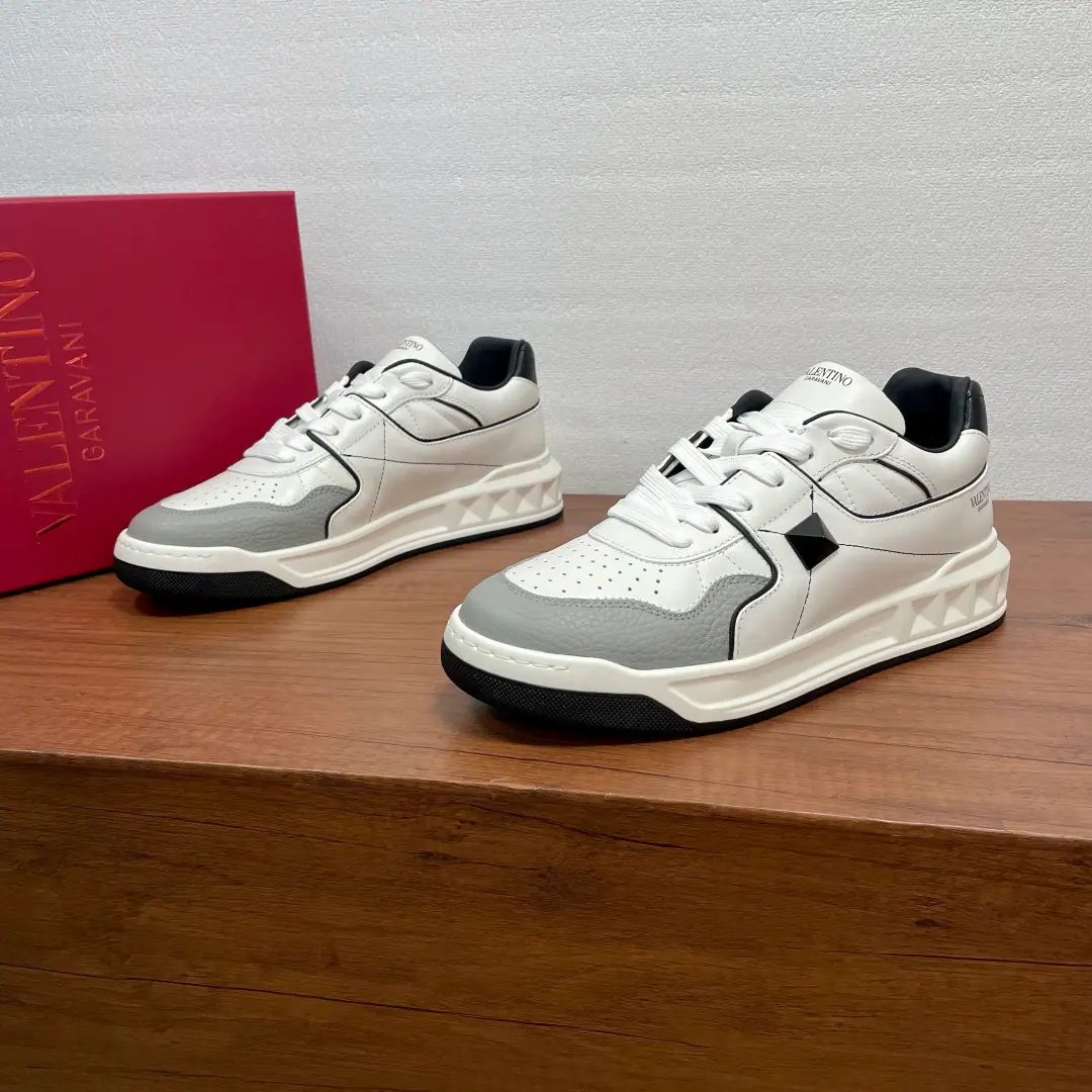 Valentino/Valentino. ONE STUDCouples' low-ass sneakers. Rework. Couples' fine leisure shoes. A pair of shoes. Use calf skin to hit colored multi-species shoes., In the whole cow's skin., The prototype is scalded with a staircase., It's a very light model.tpuThe snort is thick., Shoes to the puncture., Heel and tongue decoration. Valentino Garavani Silk printing LogoMarking, The outer waist half-dumb process handles the super-dip.. Match5CMRubber soles, Decoration of the shallow sculptor super-stitch details, It's a good thing to be a good guy.！Market top version, Quality cortex looks at details., You're looking for a high quality., Full package！ Female size: 35-36-37-38-39-40（41You're not going to be able to buy back.） Men: 39-40-41-42-43-44（45You're not going to be able to buy back.） Standard sneakers are just a few yards away.