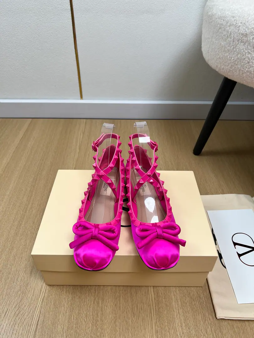 🍸Valentino Valentino. | 2026ˢˢ VHome.2026Spring and summer brand new. The latest trimper of the cabinet, the Ballet.〰 Ta-stys are hot.！One of the perfect myths. It's not too tired to wear a good suit., Deep-end design combinations highlight brand-specific design styles. Luxury fashion. Very recognizable. A fine round head. The sideline is perfect. A woman of honor., I'm feeling a lot of feet.💯Summer really takes a hundred shoes., It's a good match., It's nice to be comfortable with the high-level., With all kinds of pants., The tide's out. It's so beautiful.🔥 The water drills are designed to blend perfectly with the stylish and elegantly seamless pleasures of a change., Put it on and dance with a good choreograph.🦋 ♺Shoe.: Import silk. ♺Uchi.: Lamb skin. ♺Foot.: Lamb skin. ♺Otsumi!: Italian imports are so thick. ♺He's tall.: Floor ♺Codes: 35-39（40.41.42Custom） ♺Plant price