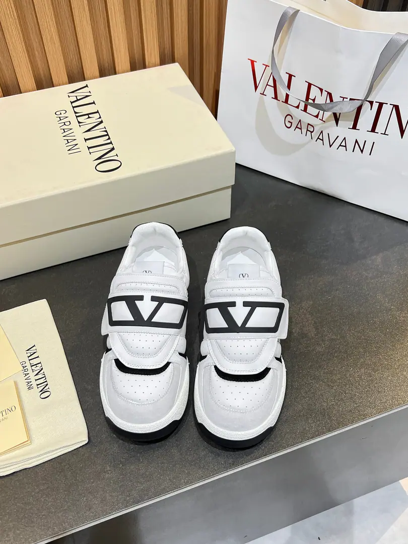 Minoru.🎤🎤VLTNWarren. 𝑶𝒏𝒆𝑺𝒕𝒖𝒅 Couples' sneakers. Valentino 2025New couple sneakers. Fires are on sale.. OriginalZPReload and Dismantlement. Repeatedly retweets. The strength is one-to-one.！Top luxury. Magic stickers. Soft and cozy little cow skin. It brings a quality of excellence and grace. And the wonderful comfort of the upper foot. Top-level purchase version of shoe face: Import the cow's skin./Original oil side process Uchi.: In the skin of the watered cow. Otsumi!: Original development𝐓𝐏𝐔Double-coloured base Packaging: Original Configuration Full Packaging Codes: 35-46